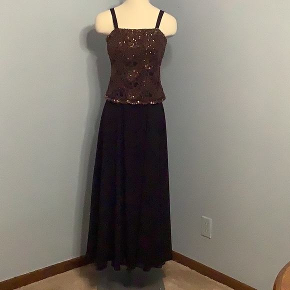 Karen Miller Chiffon dress/gown. Size 6 - Picture 5 of 15